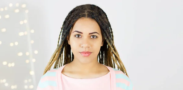 Młoda Czarna Kobieta Afro Fryzurą Uśmiechnięta Dziewczyna Różowej Sukience Zdjęcia — Zdjęcie stockowe