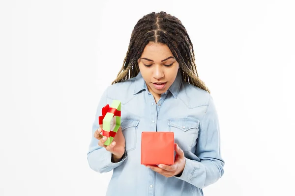 Удивлённая Девушка Подросток Открыла Подарочную Коробку Заглянула Внутрь Стояла Изоляция — стоковое фото