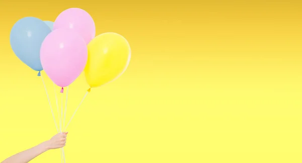 Mão Segurar Balões Coloridos Isolados Fundo Amarelo Férias Diversão — Fotografia de Stock