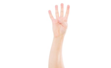 Erkek eli, beyaz arkaplanda 4 numarayı gösteriyor.