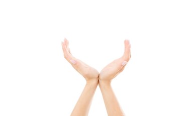 Kadın elleri görünmeyen bir şeyi tutuyor, beyazın üzerinde izole edilmiş. Ellerin arasına herhangi bir resim ya da sembol ekle.