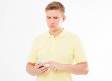 Adam beyaz arka planda cihazıyla sohbet ediyor.