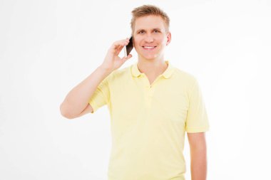 Tişörtlü mutlu adam cep telefonuyla konuşuyor.