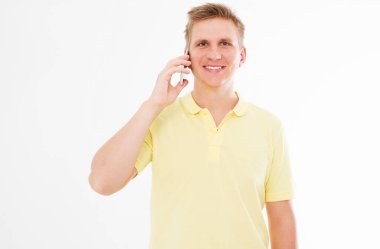 Beyaz arka planda telefon olan sarı tişörtlü gülümseyen adam.