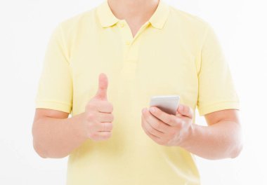 Sıradan bir kıdemli adam beyaz arka planda izole edilmiş, baş parmak işareti ve telefon tutuyor.