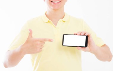 Mutlu gülümseyen adam boş ekran akıllı telefonunu göster. Kapat.