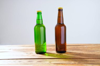 Ahşap bir masada bira şişeleri. Üst Manzara. Seçici odaklanma. Model yap. Uzayı kopyala. Şablon. Boşluk.