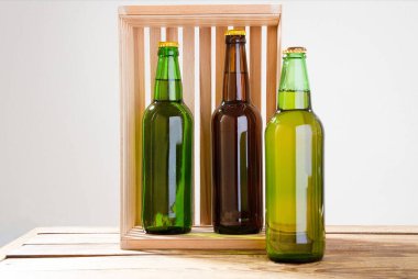 Ahşap bir masada bira şişeleri. Üst Manzara. Seçici odaklanma. Model yap. Uzayı kopyala. Şablon. Boşluk.