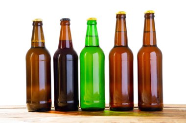 Ahşap bir masada bira şişeleri. Üst Manzara. Seçici odaklanma. Model yap. Uzayı kopyala. Şablon. Boşluk.