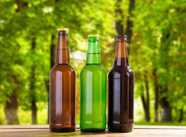 Bulanık park arka planında bira