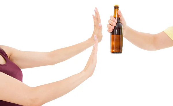 Női Kéz Elutasít Egy Üveg Sört Izolált Fehér Háttér Alkohol — Stock Fotó