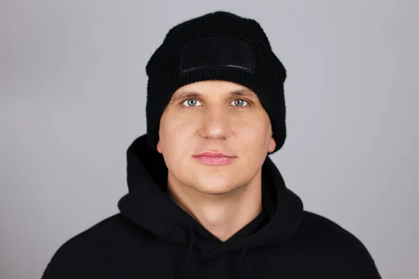 Boş Siyah Şapkalı Gülümseyen Adam Izole Edilmiş Taklit — Stok fotoğraf