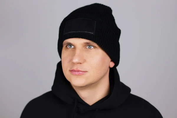 Boş Siyah Şapkalı Genç Adam Izole Edildi — Stok fotoğraf