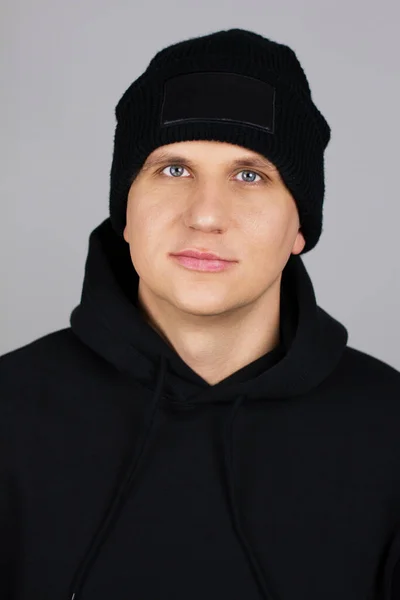 Siyah Şapkalı Genç Adam Izole Edildi Boşluğu Kopyala — Stok fotoğraf