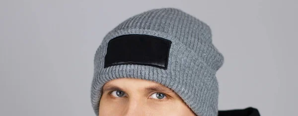 Model Yap Boş Gri Şapkalı Genç Adam Izole Edilmiş Görüntü — Stok fotoğraf