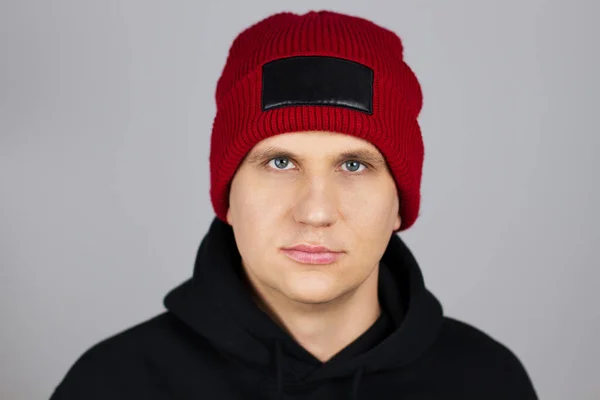 头戴红色冬季帽的嬉皮士 灰色背景 — 图库照片