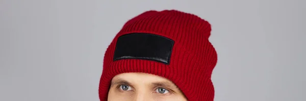 Mock Έφηβος Άνδρας Άδειο Κόκκινο Καπέλο Απομονωμένη Εικόνα Περικοπή — Φωτογραφία Αρχείου