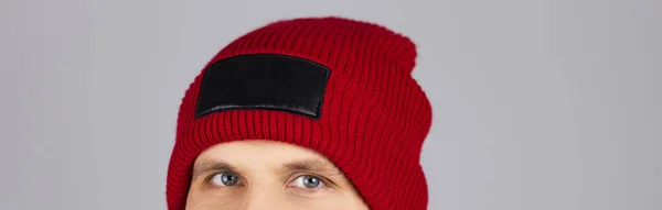 Man Met Witte Rode Winterhoed Geïsoleerd Model Kopieerruimte — Stockfoto
