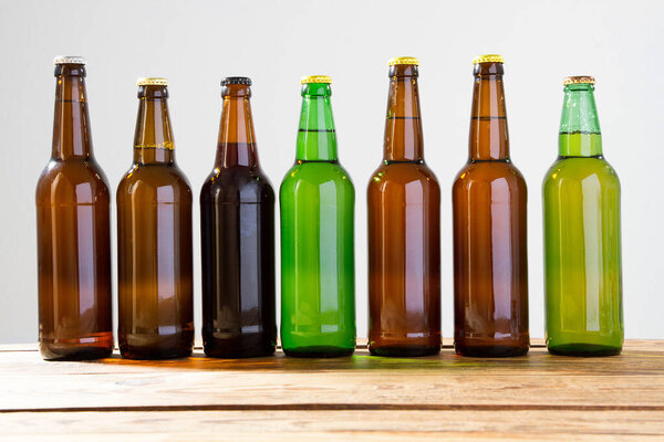 Пивные бутылки на деревянном столе. Вид сверху. Выборочный фокус. Нарисуй. Принято. Шаблон. Бланк.