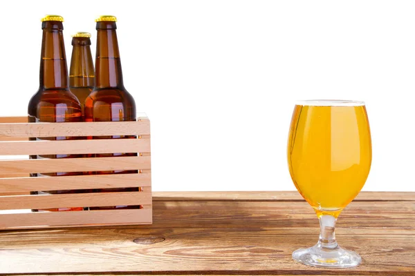 Glas Bier Und Flaschen Ohne Logo Auf Holztisch Isolierter Kopierraum — Stockfoto