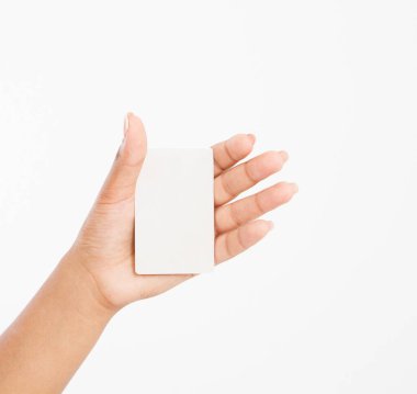 Boş kartvizitle el ele tutuşmak. Kadın kol kağıdı beyaz arka planda izole edilmiş. kopyalama alanı. maket yap.