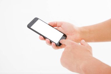 El ele tutuşan siyah telefon içerideki beyaz kırpma yolunda izole edilmiş. Üst görünüm. Model. Boşluğu kopyala. Boşluk..