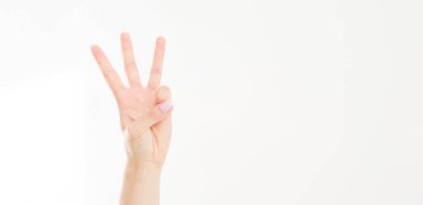 Kadın eli üçüncüyü gösterir, üç numara işareti. Beyaz arka planda izole edilmiş, beyaz kollu. Model yap. Uzayı kopyala Şablon. Boşluk.