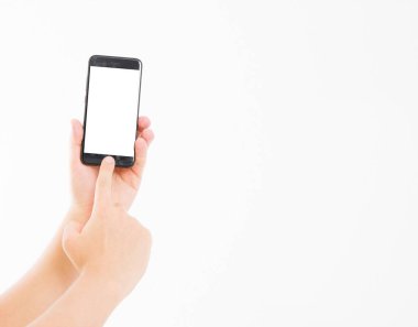 El ele tutuşan siyah telefon içerideki beyaz kırpma yolunda izole edilmiş. Üst görünüm. Model. Boşluğu kopyala. Boşluk..