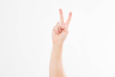 Zafer ya da barışın işaretini gösteren el beyaz arka planda izole edilmiş. Ön manzara. Model yap. Uzayı kopyala Şablon. Boşluk.