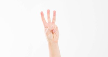 Üçüncüyü göster, üç numara işareti. Beyaz arka planda izole edilmiş. Kafkas kolu. Model yap. Uzayı kopyala Şablon. Boşluk.