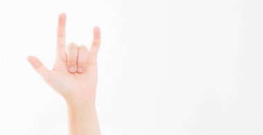 Beyaz arka planda insan eli işareti var. Sürüş konsepti. Kaya hareketi, boşluğu kopyala.