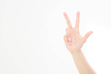 Zafer ya da barışın işaretini gösteren el beyaz arka planda izole edilmiş. Ön manzara. Model yap. Uzayı kopyala Şablon. Boşluk.