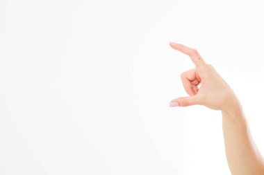 Kadın eli görünmez nesneleri ölçüyor, avuç içi hareketleri beyaz izole arka plan, yan görünüş, yakın çekim, kesme, kopyalama alanı üzerinde az miktarda bir şey gösteriyor.