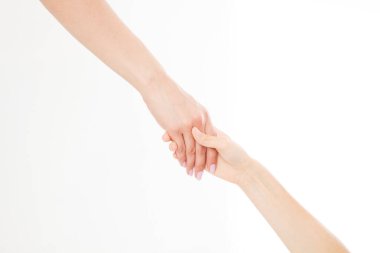 Beyaz arka planda iki el izole edilmiş. Bir arkadaşa yardım ediyorum. Uzayı kopyala Silah kurtarma ya da yardım jesti.