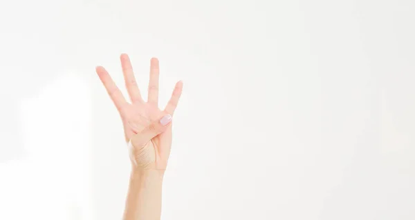 Γυναικείο Χέρι Δείχνει Τέσσερα Δάχτυλα Χειρονομία Καυκάσιος Βραχίονας Mock Επάνω — Φωτογραφία Αρχείου
