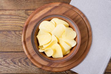 Tahta masada patates cipsi ve peçete, tatil konsepti.