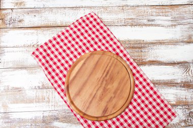 Tahta tahta, ahşap masada kırmızı masa örtüsü. Tatil, yemek konsepti. Model