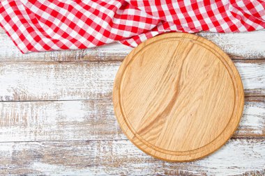 Üst manzara kırışık kırmızı masa örtüsü ve ahşap masa, maket.