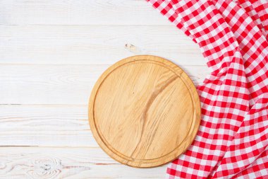 Üst manzara kırışık kırmızı masa örtüsü ve ahşap masa, maket.