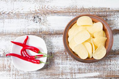 Masada patates cipsi ve kırmızı biber, bayram masa örtüsü konsepti.