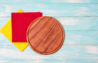 Ahşap masa, pizza masası ve renkli peçeteler. Tatil, yemek konsepti.