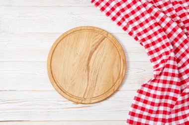 Üst manzara kırışık kırmızı masa örtüsü ve ahşap masa, maket.