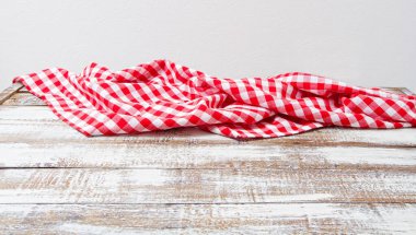 Buruşmuş kareli masa örtüsü ahşap bir masada, maket yap.