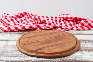 Masadaki tahta kesme masası kırmızı masa örtüsü, şablon, kopyalama alanı, maket