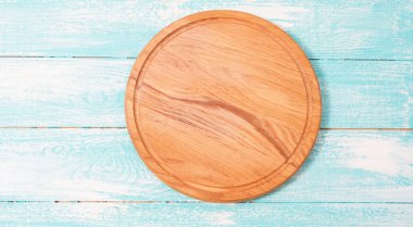 Mavi ahşap masa üzerinde boş tahta üst görünüm, boş pizza masası arka planı