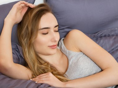 Kapat. Mutlu kadın, sabahları yatakta uyu. .