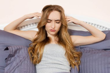 Depresyondaki kadın sabah uyandığında yorgun ve uykusuzluk çekiyor. Uykusuzluktan muzdarip kız.