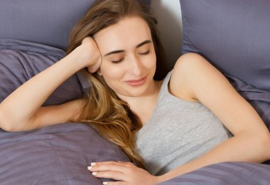 Kapat. Mutlu kız sabah yatakta uyanıyor.