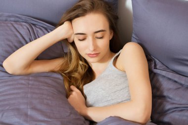 yatak yatak odasında uyuyan genç güzel kadın