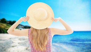 Kumsaldaki mutlu, güzel, zayıf kadın. Tatil konsepti. Arka plan.